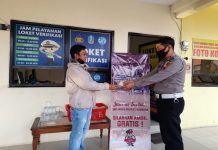 Jumat Berkah, Samsat Bangil Bagikan Sarapan Ke Wajib Pajak