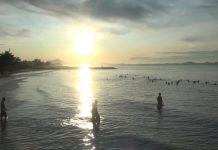 Mentari Intip ‘Ritual’ Bupati Tanah Bumbu Mandi di Laut