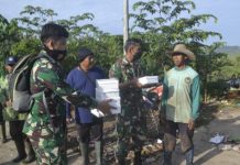 Jumat Berkah, Kodim Kendal Bagikan Makanan untuk Pemulung