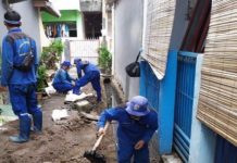 Angkut Empat Kubik Lumpur, SDA Kecamatan Cempaka Putih Kerahkan 13 Personel