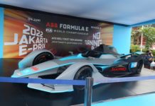 Jelang E-Prix, Dirut Jakpro Pamerkan Replika Mobil Formula E di Bundaran HI