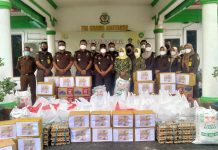 Jaksa Banjar Bagi Sembako ke Panti Asuhan