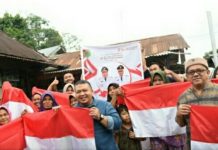 Sambut Hari Kemerdekaan RI, Bupati Tapsel Bagikan Bendera dan Bingkisan