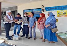 Menyambut Hari Santri, Petugas Samsat Bangil Bagi Terompah Kayu Bakiak