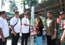 Tinjau Korban Puting Beliung di Kecamatan Teluk Mengkudu, Wabup Sergai Berikan Bantuan