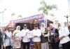 Sambangi Pameran pada Hari Pers Nasional, Bupati Tapsel Berikan Cendramata Kepada Gubernur Sumut