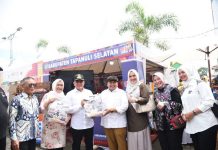 Sambangi Pameran pada Hari Pers Nasional, Bupati Tapsel Berikan Cendramata Kepada Gubernur Sumut