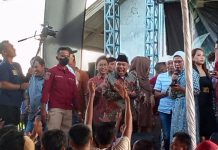 Hadiri Pernikahan Anak Kades, Bupati Indramayu Sumbang Lagu Untuk Mempelai