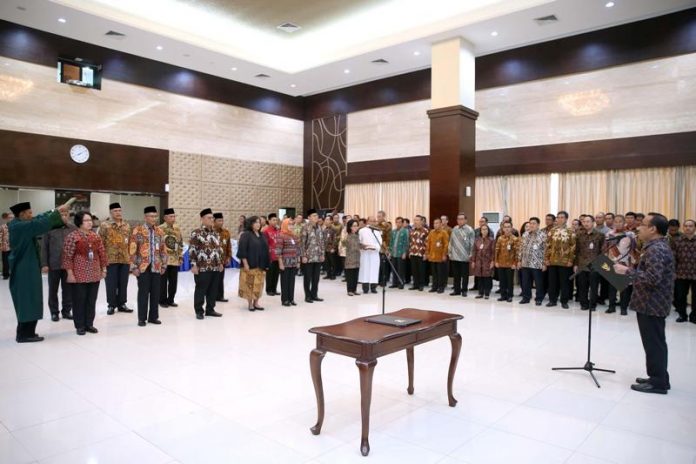 Mensesneg Pratikno melantik Pejabat Pimpinan Tinggi Madya dan pejabat Pimpinan Tinggi Pratama di lingkungan Kemensetneg, di aula Gedung III Kemensetneg, Jakarta