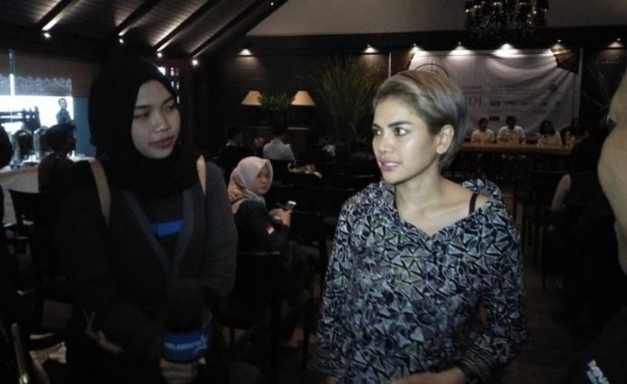 Nikita Mirzani Menjajal main Wayang