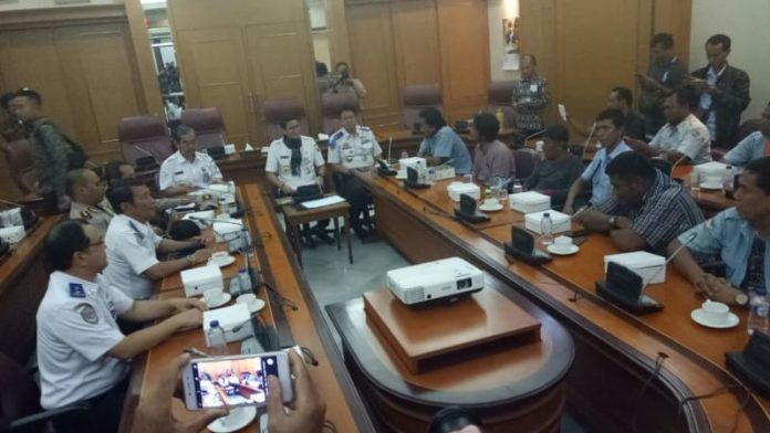 Pertemuan Sandiaga dengan Sopir Mikrolet