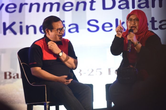 Seskab berdialog dengan peserta Raker Setkab Tahun 2018 yang digelar di Convention Center The Trans Luxury Hotel, Bandung, Jawa Barat