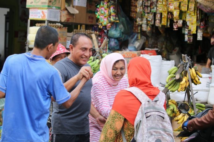 Edy Rahmayadi dan istri bersalam dengan pengunjung Pasar Pringgan