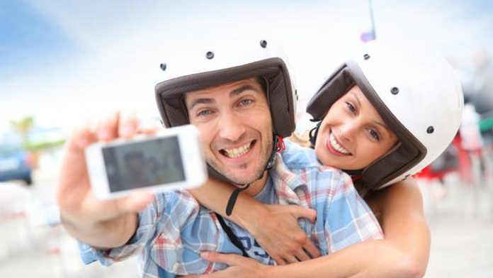 Ilustrasi Pasangan Mengupload Foto ke Media Sosial