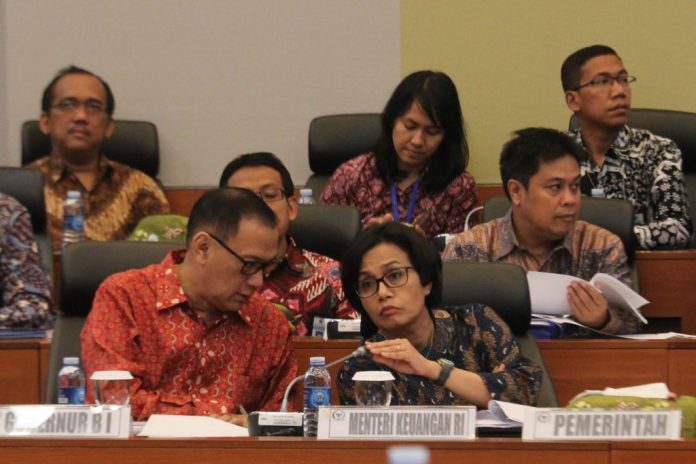 Menteri Keuangan Sri Mulyani Indrawati (kanan) dan Gubernur Bank Indonesia
