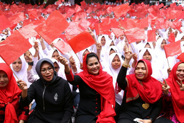 Puti Guntur bersama santri di Probolonggo