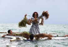 Naiki Paddle Board, Susi Panen Rumput Laut di Fakfak