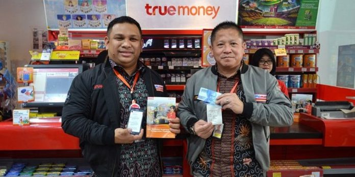 Calindra da Cunha (Jaket Hitam) Operation Director TrueMoney Indonesia) dan Hans Harischandra