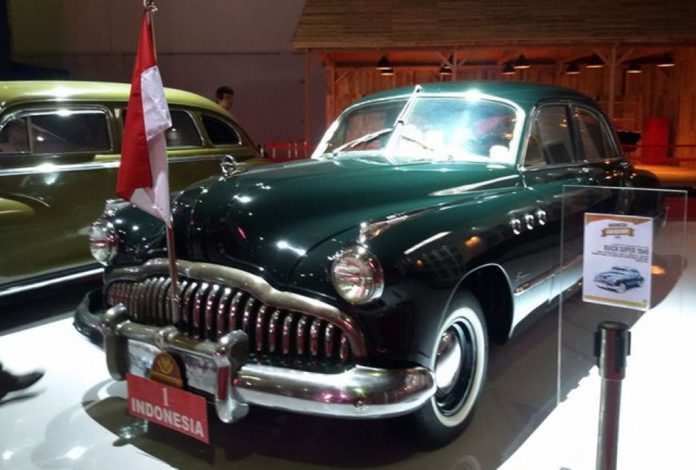 Mobil kuno merek Buick warna hitam