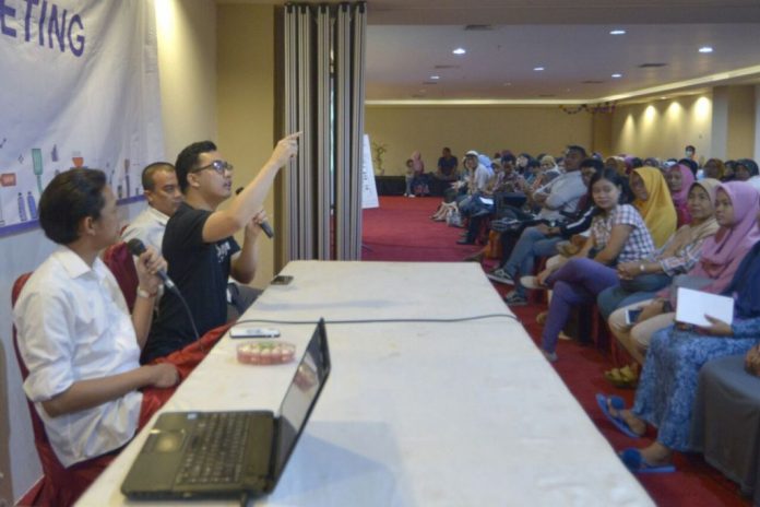 Artis Dennis Adhiswara dan Bayu Skak saat memberikan presentasi terhadap pelaku UKM Surabaya di Kaza City Mall