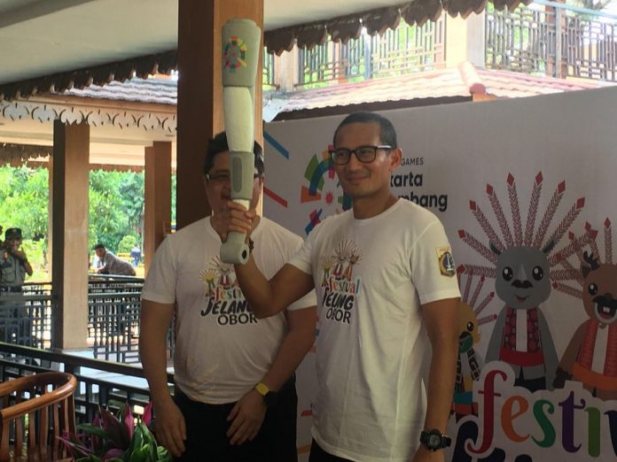 Sandiaga Pamerkan Obor Replika Asian Games