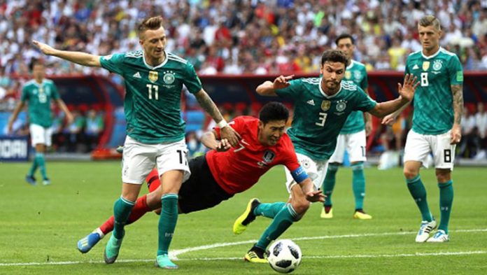 Son Min Berebut Bola dengan Pemain Jerman