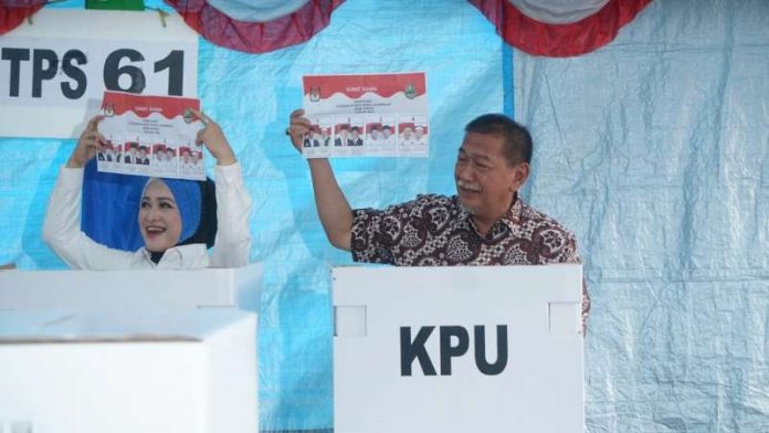 deddy-mizwar-nyoblos-pilgub-jabar-ditemani-istri-dan-ibundanya_2