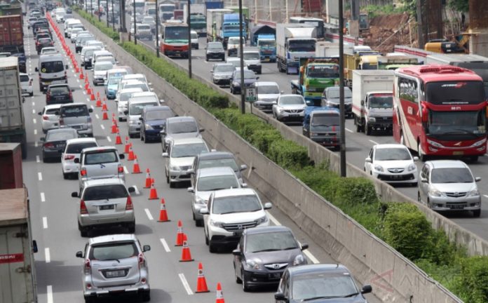 libur-panjang-volume-kendaraan-di-tol-jakarta-cikampek-melebihi-perkiraan-ek8hxeGyNK