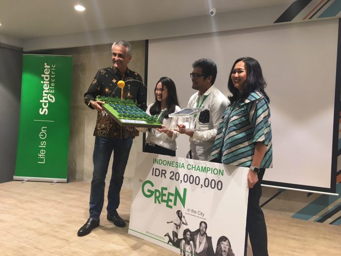 Tim RISE dari UI saat menerima hadiah dari Schneider Indonesia