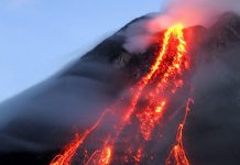 Jelang Tengah Malam, Abu Vulkanik Gunung Agung Menyebar di Banyuwangi