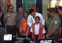 Kaget Pertama Kali Naik Pesawat, Ini Pertualangan Bocah Pemanjat Tiang Bendera di Jakarta
