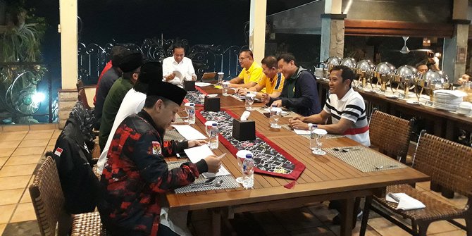Jokowi santap makan malam bersama Sekjen Parpol Pendukung