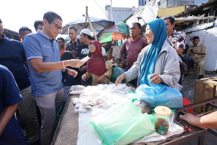 Cawapres Sandiaga berdialog dengan pedagang Tempe Sachet Pasar Sendiko, Semarang
