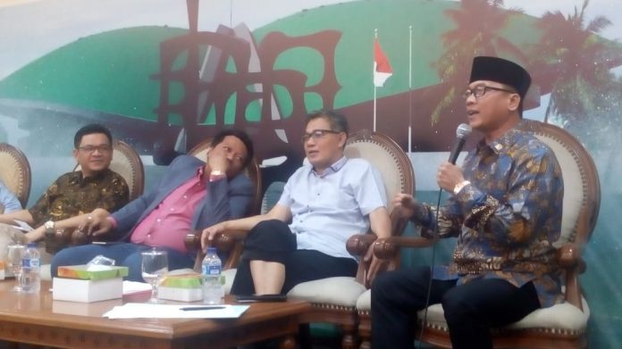 Budiman Soedjatmik, Nizar Zahro (Gerindra), TB. Ace Hasan Sadzily (Golkar), dan Yandri Soesanto (PAN) dalam sebuah diskusi