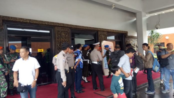 Keluarga Korban Pesawat Lion Air JT 610 Datangi Crisis Center di Bandara Soetta