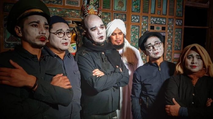 Fadli Zon berdandan pantomim