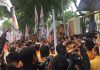 Tuntut Loloskan OSO sebagai Caleg DPD, Kader Hanura Demo Kantor KPU