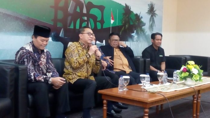 Ketua MPR Zulkifli Hasan bersama Ketua DPR Bambang Soesatyo dan Ketua DPD Oesman Sapta dalam diskusi Refleksi Akhir Tahun