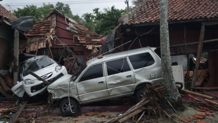 Mobil Rusak Akibat Terjangan Tsuanmi di Banten