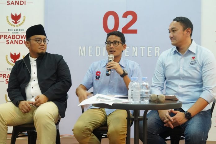 Dhanil Anzar Simanjuntak bersama Sandiaga Uno dan Satria Dimas Memaparkan Hasil Dana Kampanye