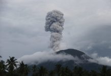 Gunung Ibu Meletus, Masyarakat Masih di Zona Aman
