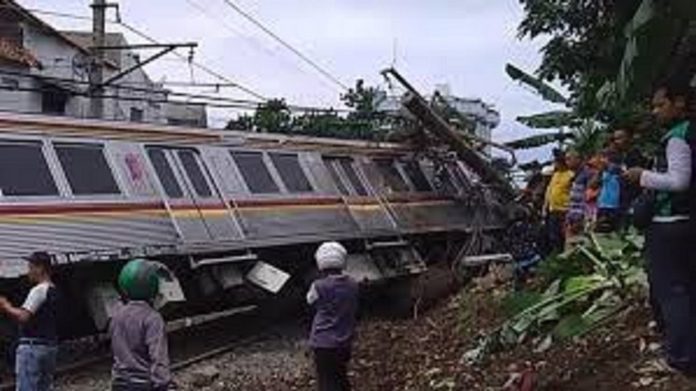 KRL Jakarta-Bogor Terguling