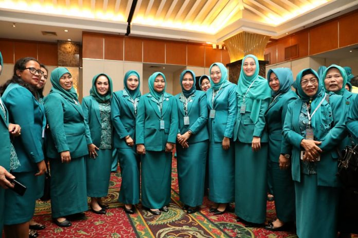 Ketua TP PKK Kota Medan Rita Maharani saat berfoto dengan Ketua Umum TP PKK Pusat