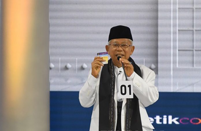 Cawapres nomor urut 01 K.H. Ma'ruf Amin memaparkan visi dan misi saat mengikuti Debat Capres Putaran Ketiga di Hotel Sultan, Jakarta, Minggu (17/3/2019).