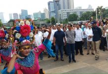 Usai Peresmian MRT Warga Jakarta Rebutan Salaman dengan Jokowi