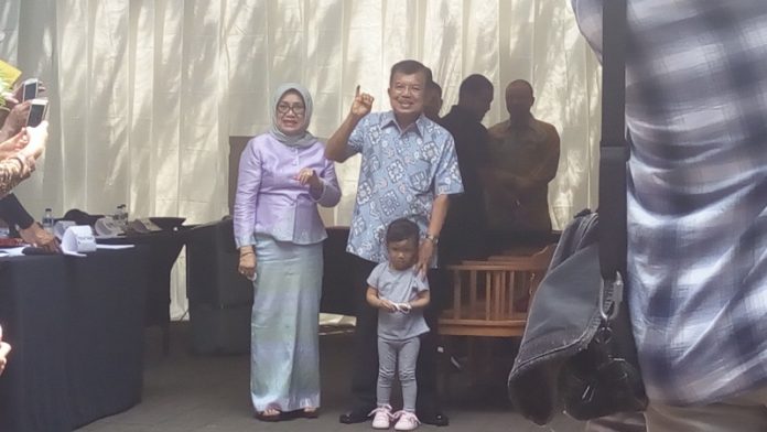 Jusuf Kalla berserta istri usai mencoblos