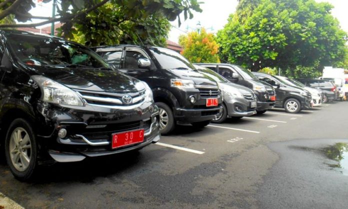 Mobil Dinas