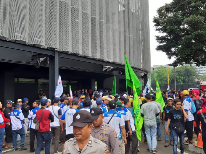 peringati-may-day-ribuan-buruh-padati-tennis-indoor-senayan-JE7Cg7qaAC