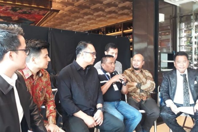 Dirut Garuda Ari Askhara bersama perwakilan Yotuberes berdamai