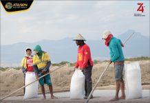 Petani Garam Ini Akhirnya Punya Tanah Milik Sendiri